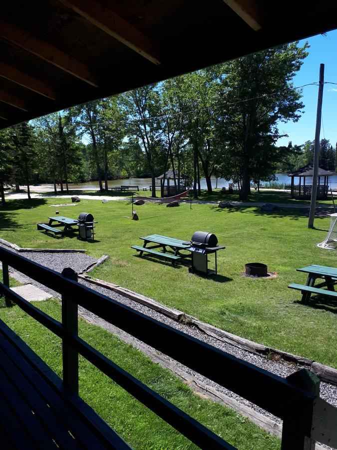Chalkley'S Sandy Bay Cottage Resort Nipissing Beach Esterno foto